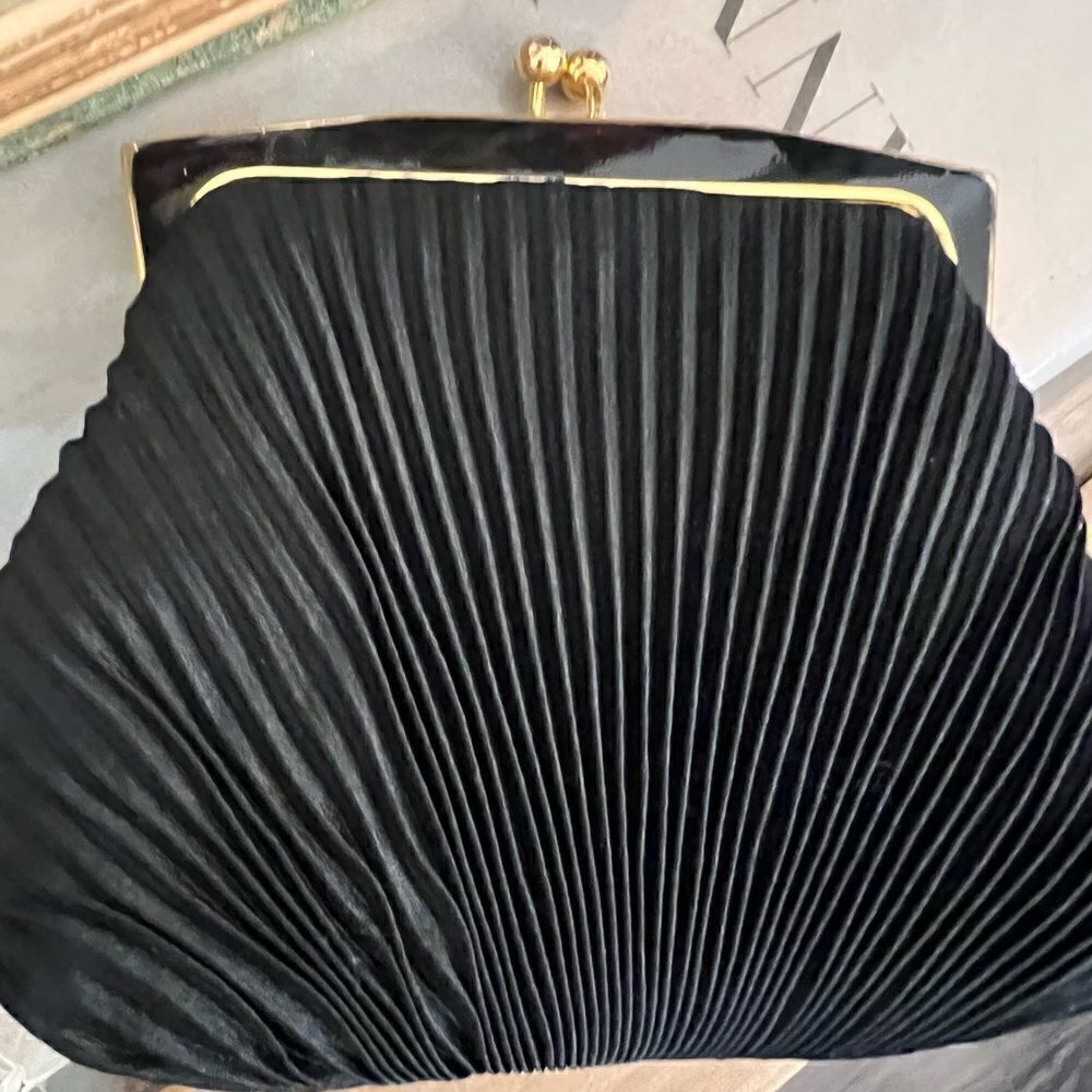 Women’s vintage black coin purse.